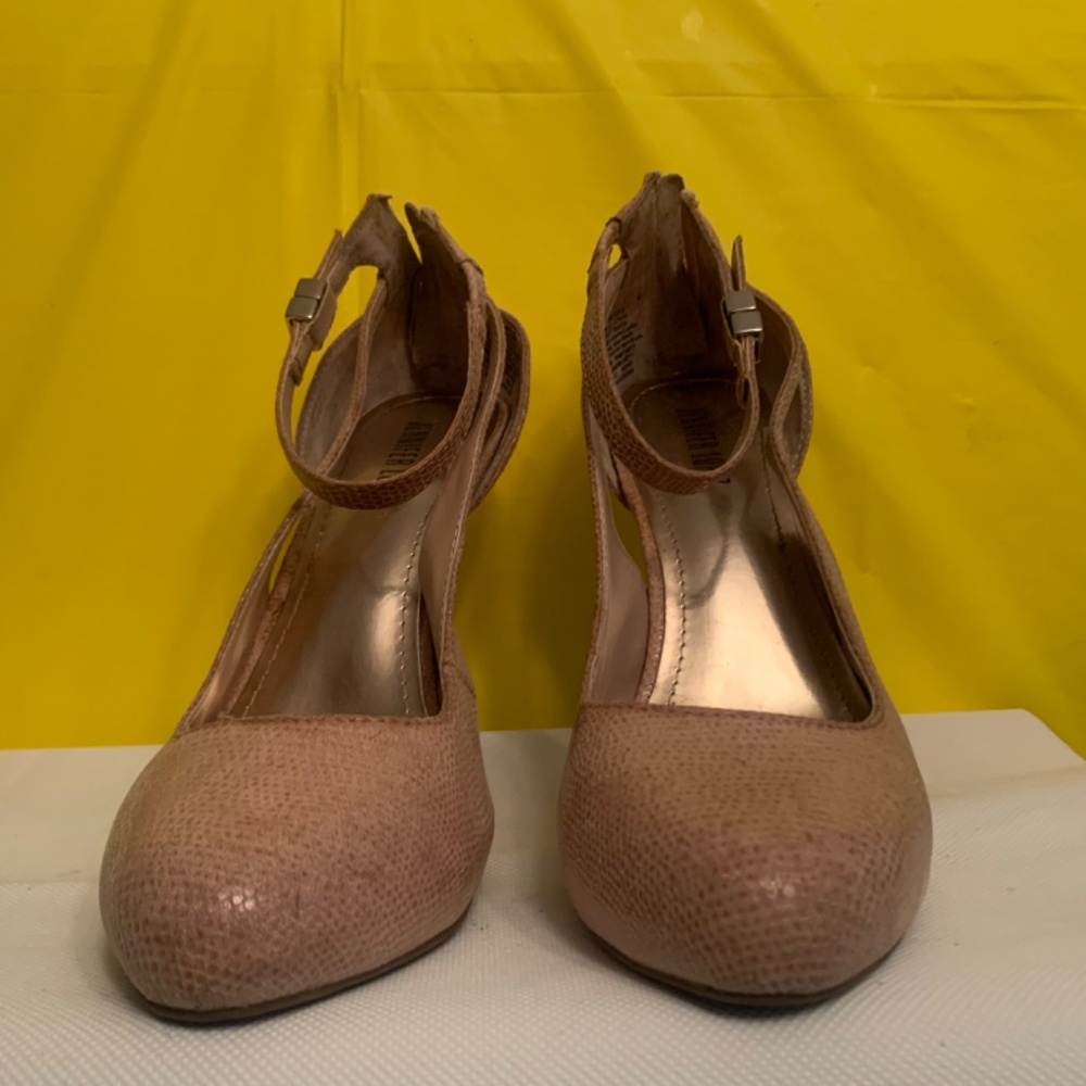 Heels - Picture 2 of 3
